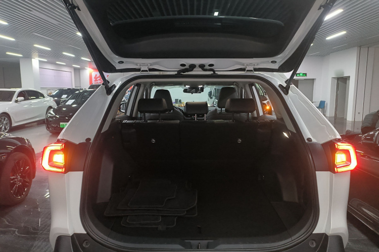 丰田 威兰达 2023款 2.0L CVT两驱豪华PLUS版局部细节23