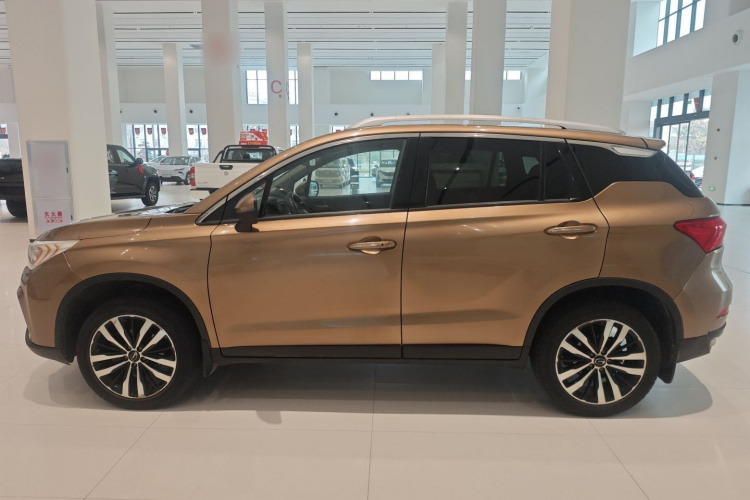 广汽传祺 传祺GS4 2015款 200T G-DCT豪华版车身外观4