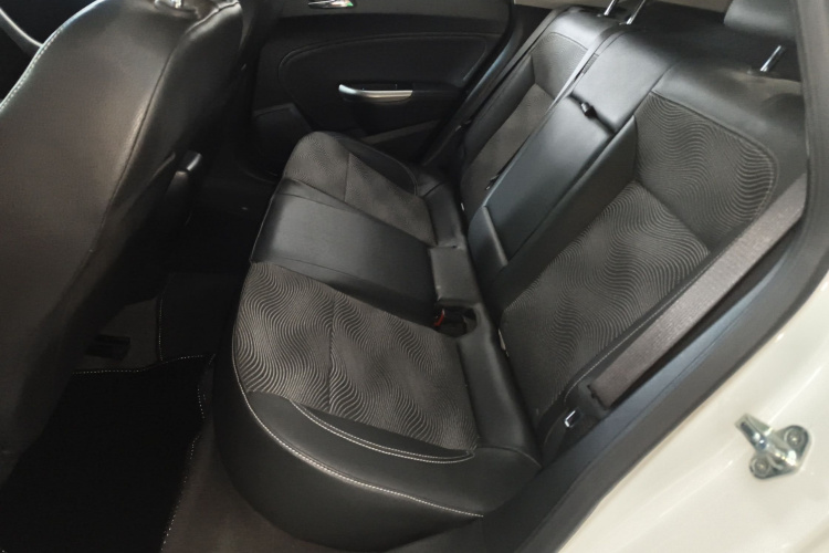 别克 英朗 2014款 XT 1.6L 自动时尚版中控内饰21