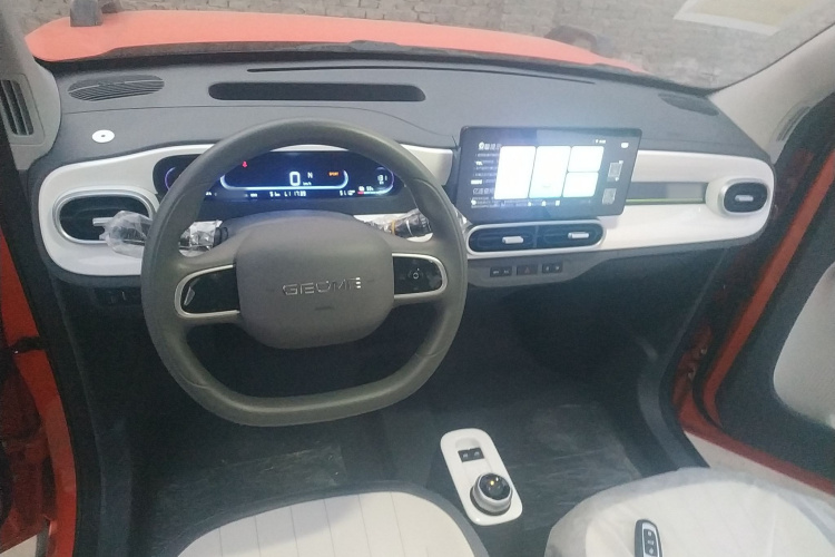 吉利银河 2025款 210km 熊猫骑士中控内饰12