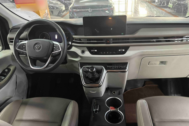 福田 2024款 图雅诺大V PRO 高级小客  2.0T手动长轴中顶 后单胎7/9座中控内饰7001