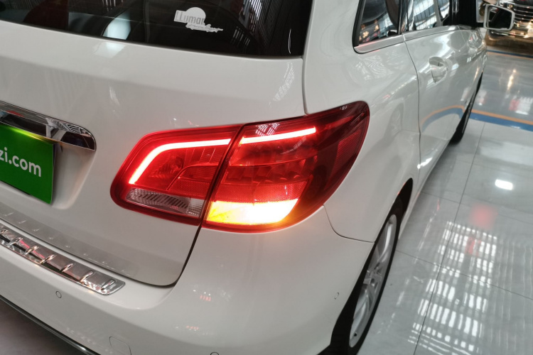奔驰B级 2015款 B 200 动感型车身外观9