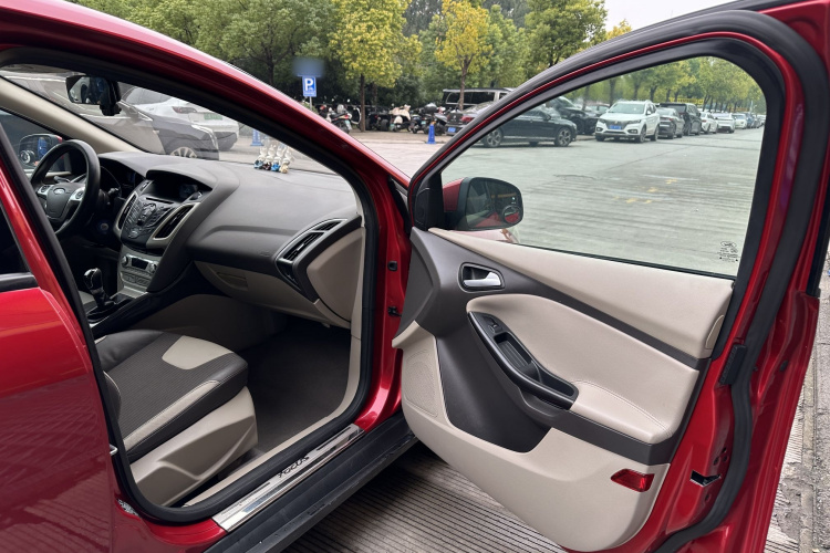 福特 福克斯 2012款 两厢 1.6L 手动风尚型局部细节9009