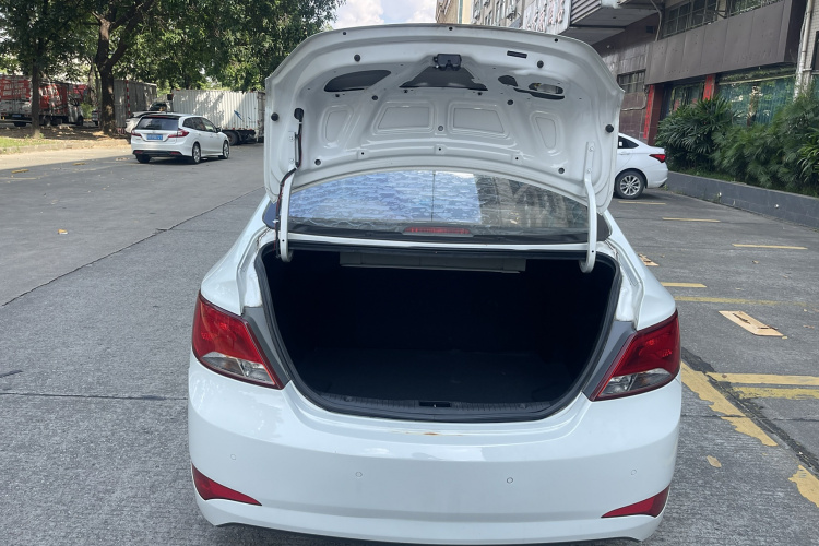 现代 瑞纳 2014款 1.4L 自动智能型GLS局部细节23