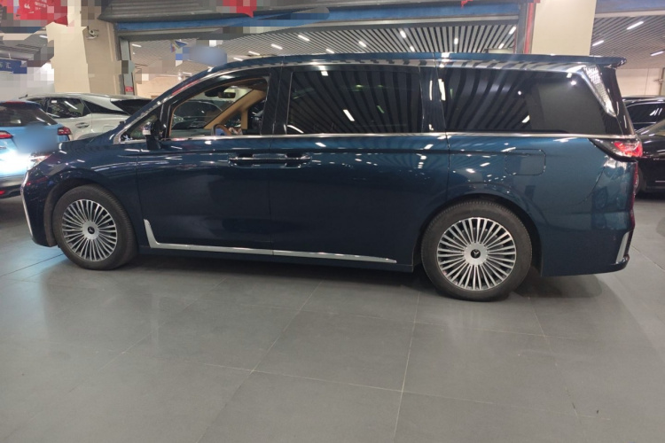 岚图汽车 岚图梦想家 2025款 PHEV 四驱尊贵鲲鹏版车身外观4