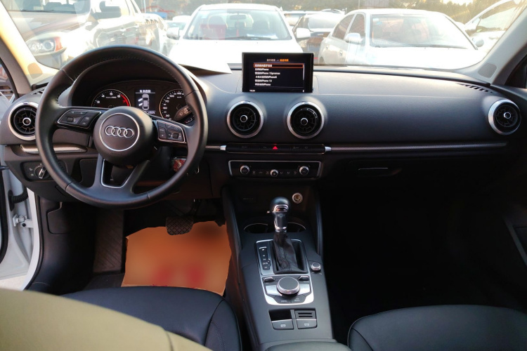 奥迪A3 2018款 30周年年型 Limousine 35 TFSI 风尚型中控内饰12