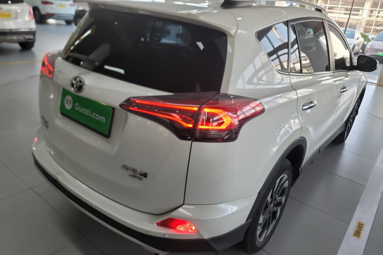 丰田 RAV4荣放 2016款 2.5L 自动四驱精英版车身外观7