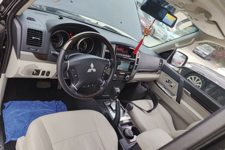 三菱 帕杰罗（平行进口） 中控内饰7002