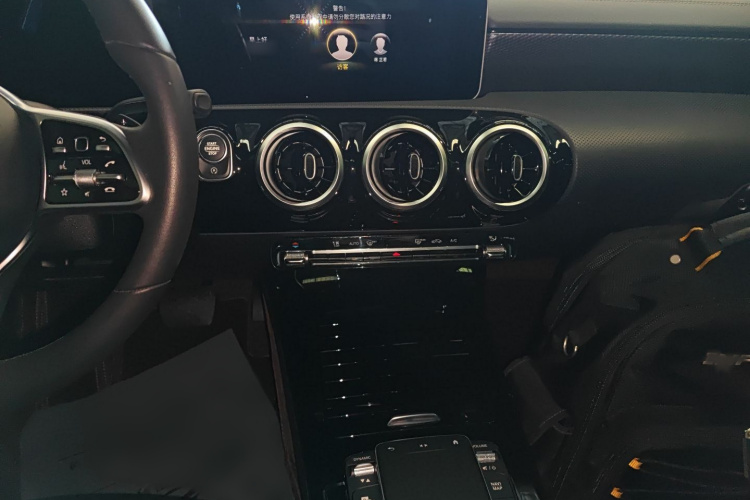 奔驰A级 2020款 改款 A 200 L 运动轿车动感型局部细节16