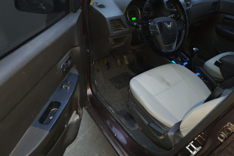 五菱汽车 五菱宏光 2015款 1.5L S 基本型国V中控内饰20