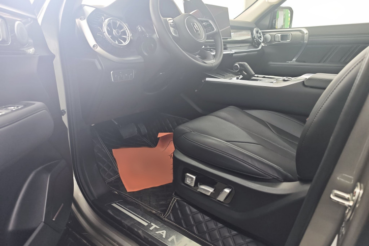 坦克400 2025款 2.4T 柴油版中控内饰7001