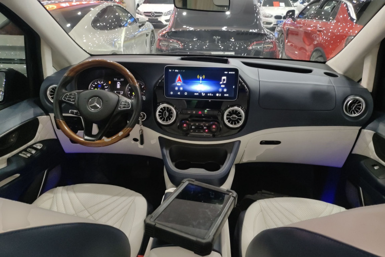 奔驰 威霆 2021款 2.0T 精英版 7座中控内饰7002