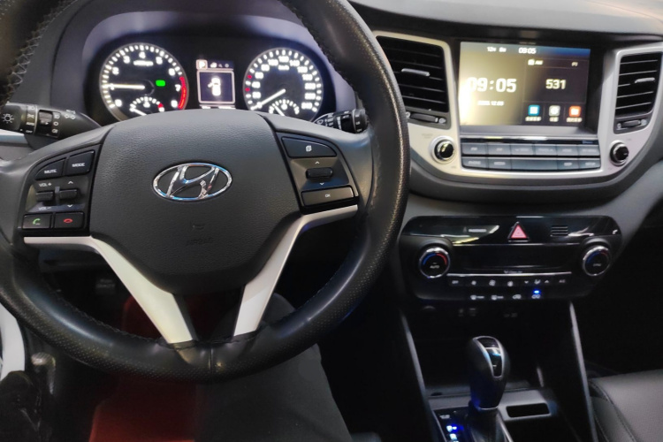 现代 途胜 2018款 1.6T 双离合两驱15周年特别版中控内饰7002