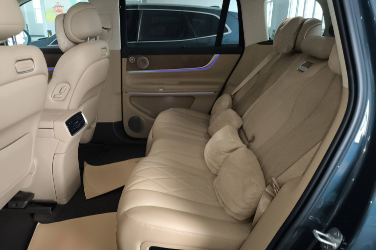 鸿蒙智行 问界M9 2024款 增程 Ultra版 52kWh 5座版中控内饰7004