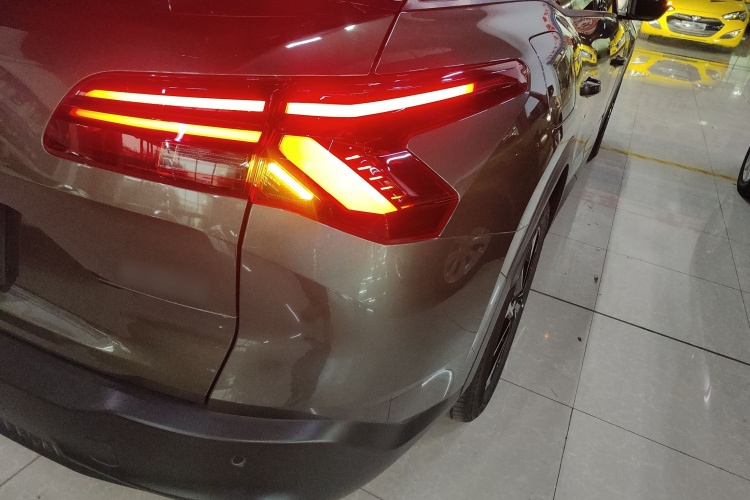 雪铁龙 凡尔赛C5 X 2023款 1.6T 享不凡车身外观6006