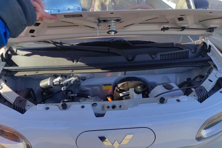 五菱汽车 宏光MINIEV 2024款 第三代 215km 青春版机舱底盘24