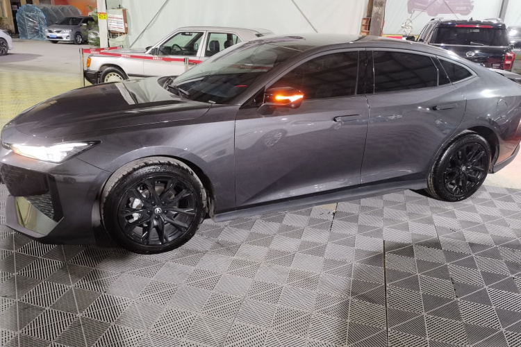 长安UNI-V 2024款 1.5T 尊贵型车身外观4