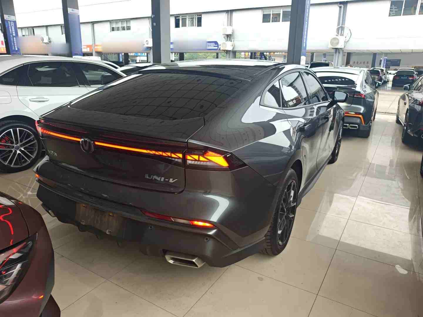 车辆右后45度视角，展示溜背造型与尾部姿态