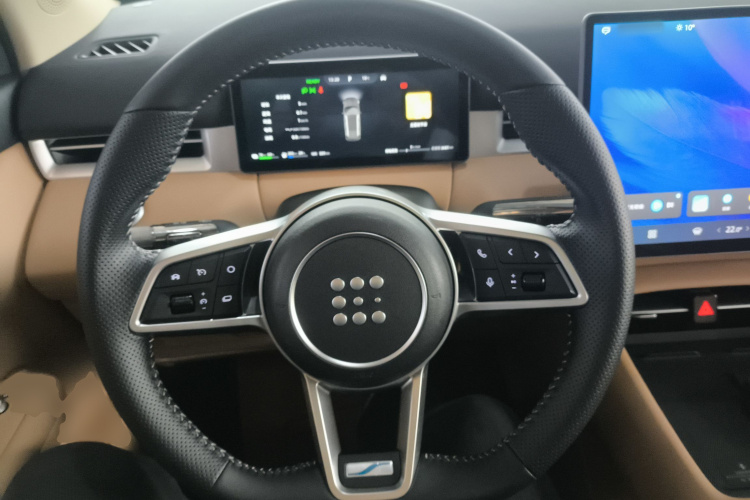 蓝电E5 PLUS 2025款 120km 标准旅行定制版 7座中控内饰13