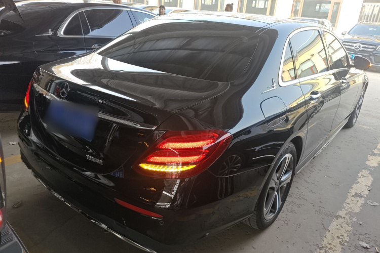 奔驰E级 2020款 改款 E 260 L 运动型车身外观7