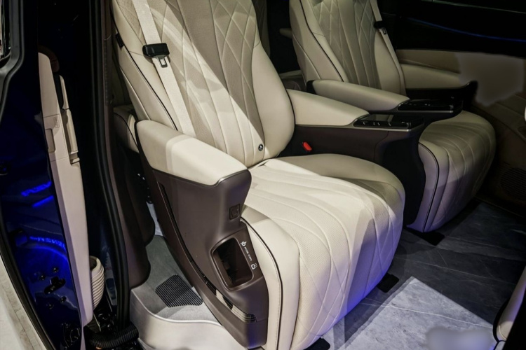 腾势D9 2024款 DM-i 980 四驱尊荣型中控内饰7012