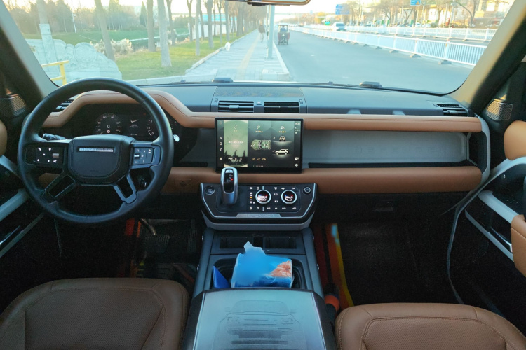 路虎卫士 2023款 改款 110 3.0T P400 暗黑特别版中控内饰7002