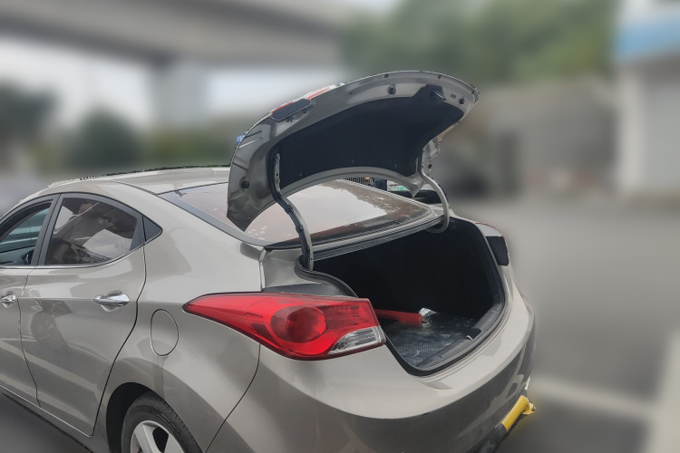 现代 朗动 2013款 1.6L 自动尊贵型局部细节23