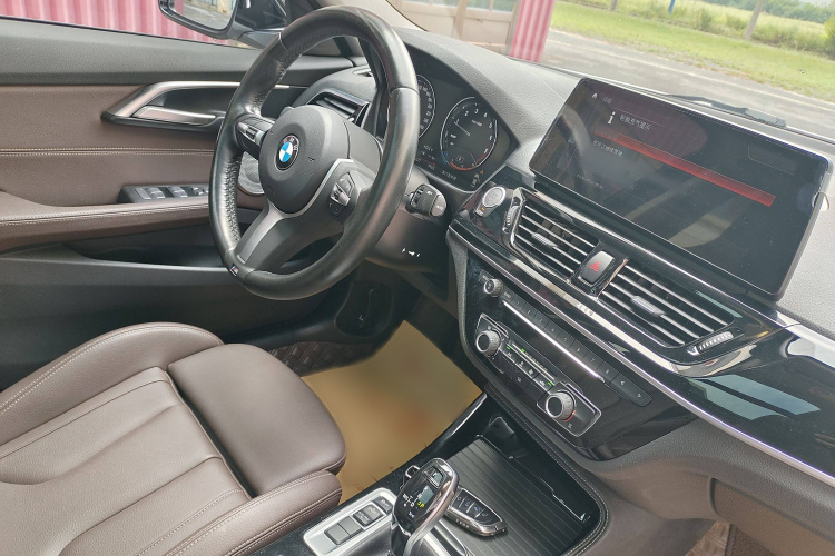 宝马1系 2023款 125i M运动曜夜版中控内饰7001