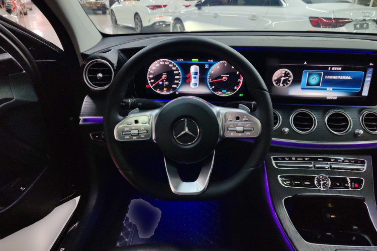 奔驰E级 2019款 E 260 L 运动型中控内饰13