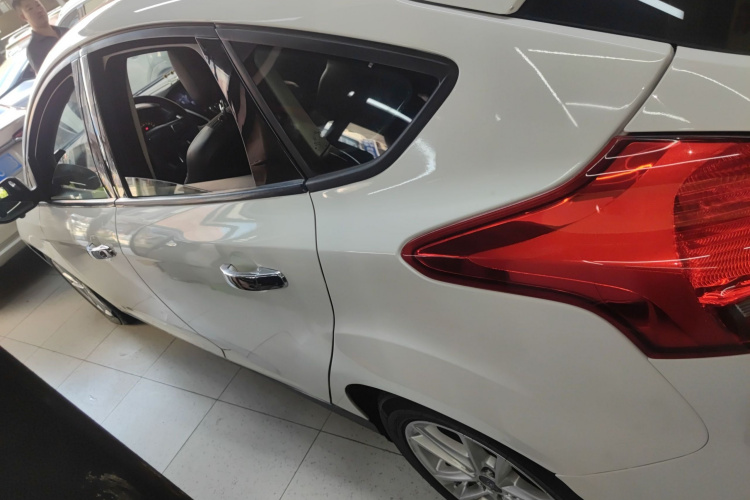 福特 福克斯 2015款 两厢 EcoBoost 125 自动超能风尚型车身外观4