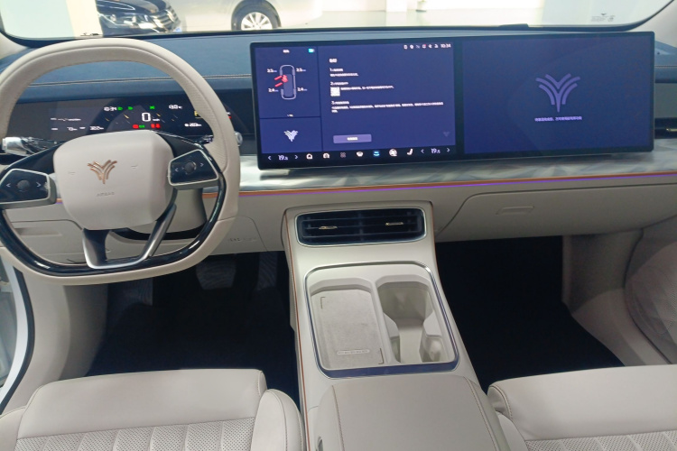 哪吒汽车 哪吒L 2024款 增程 220 PRO＋全家桶中控内饰7003