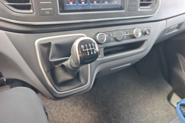 上汽大通MAXUS 新途V80 2024款 傲运通超值版 6MT 短轴超低顶127Ps 5/6座局部细节18