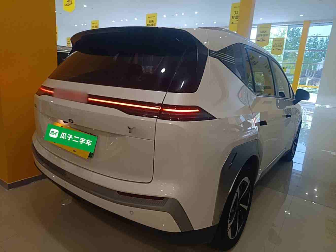 车辆右后45度外观展示