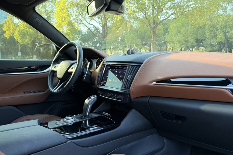 玛莎拉蒂 Levante 2022款 3.0T Modena中控内饰7003