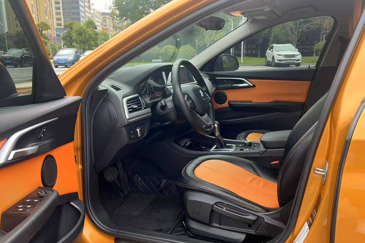 宝马1系 2017款 118i 时尚型中控内饰7002