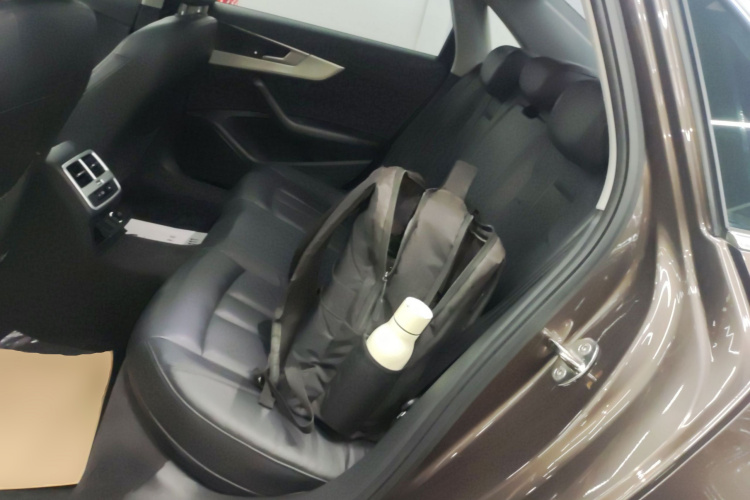 奥迪A4L 2017款 40 TFSI 时尚型中控内饰21