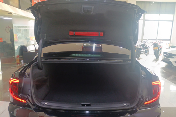 沃尔沃S90 2021款 B5 智逸豪华版机舱底盘23