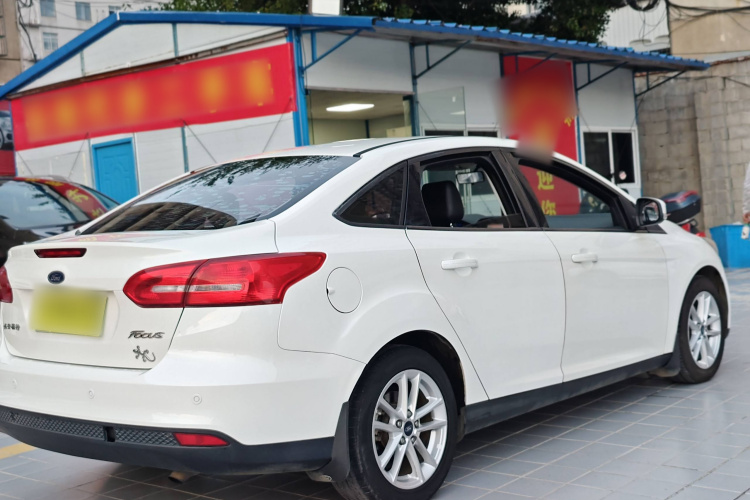 福特 福克斯 2015款 三厢 1.6L 自动风尚型车身外观6007