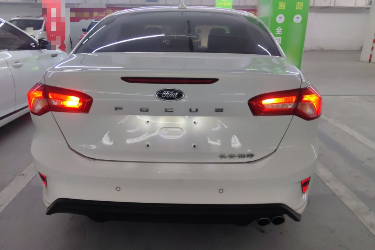 福特 福克斯 2020款 三厢 1.5L 自动锋跃型车身外观6