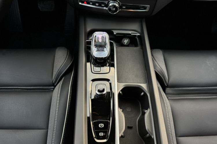 沃尔沃XC60新能源 2025款 插电式混动 长续航四驱智远极夜黑版局部细节18