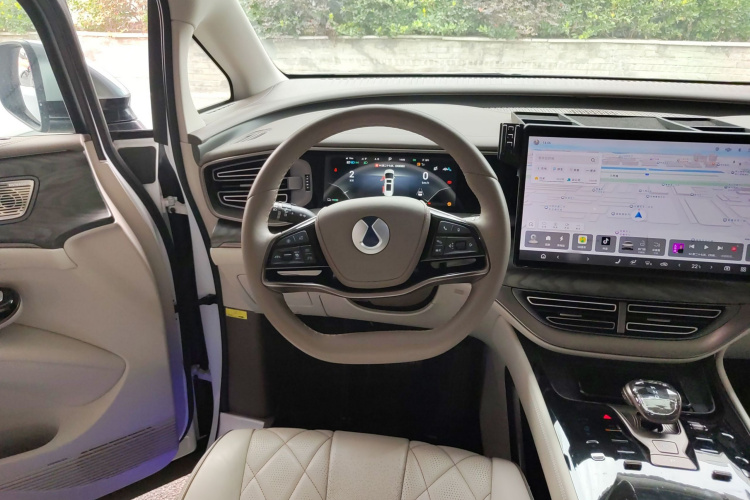 腾势D9 2022款 DM-i 1040 尊贵型中控内饰13