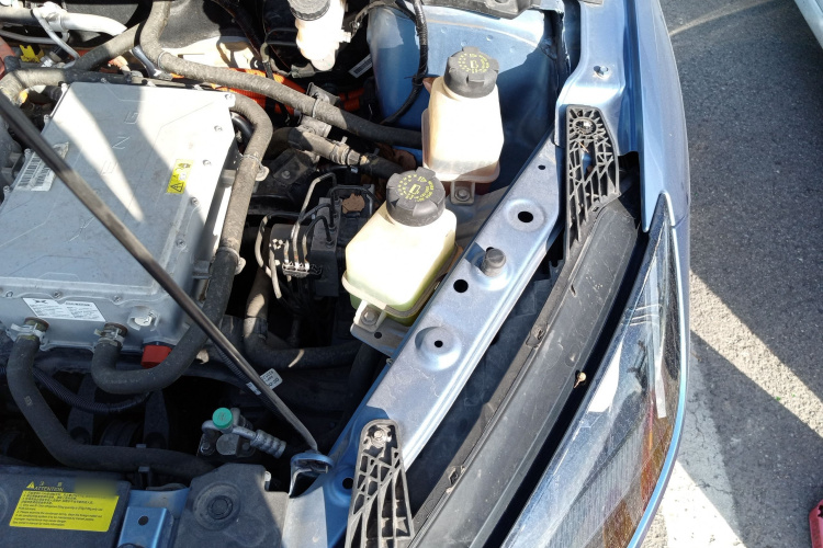 小鹏G3 2020款 400 尊享版机舱底盘26