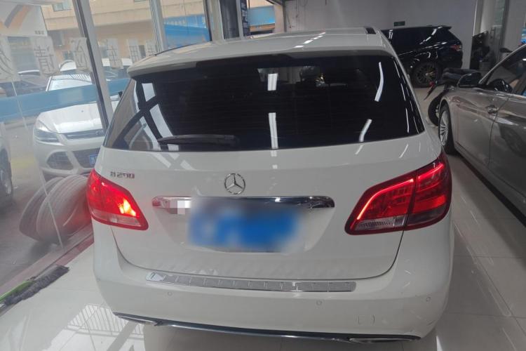 奔驰B级 2019款 B 200 动感型车身外观6