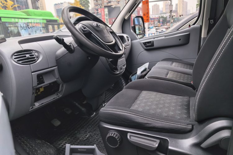 上汽大通MAXUS 新途V80 2019款 2.5T经典款6挡手动傲运通改款短轴超低顶5/6座中控内饰19