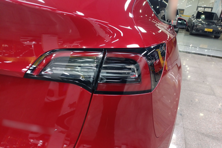 特斯拉 Model Y 2021款 长续航全轮驱动版车身外观9