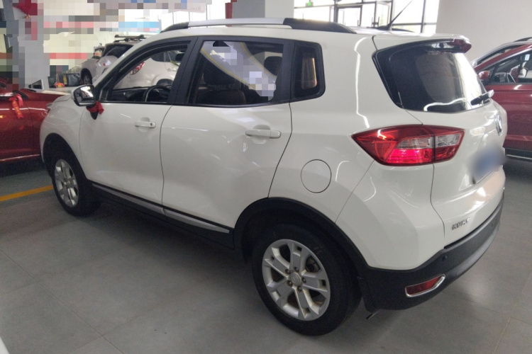 长安CS15 2016款 1.5L 自动豪华版车身外观4