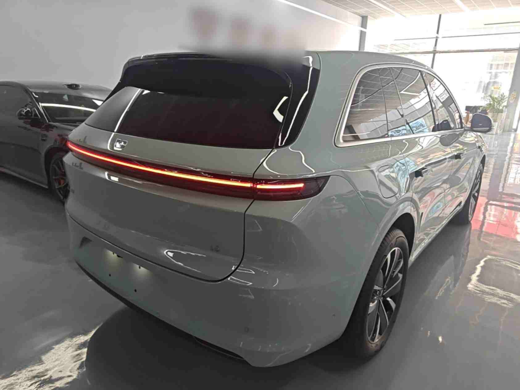 车辆右后45度外观展示