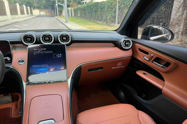 奔驰GLC 2023款 改款 GLC 260 L 4MATIC 豪华型 5座中控内饰7010