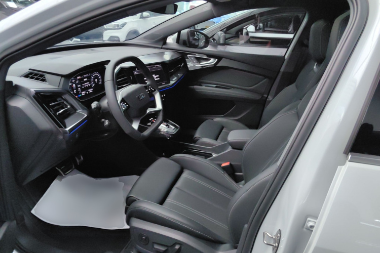 奥迪Q4 e-tron 2024款 40 e-tron 创境版中控内饰19