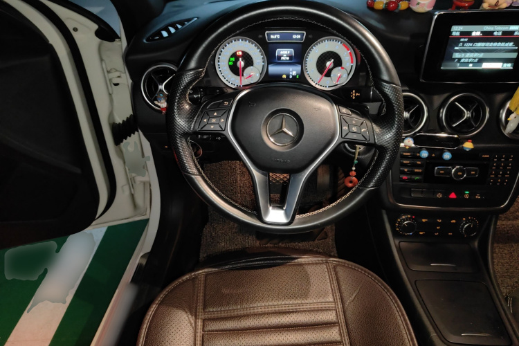 奔驰A级(进口) 2015款 A 200 时尚型中控内饰13